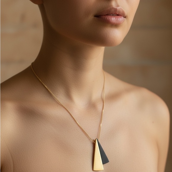 Elegant Gold and Black Pendant Necklace - Picture 2 of 2